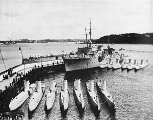 U-Bootsbegleitschiff "Saar" mit der U-Bootsflotille "Weddingen"